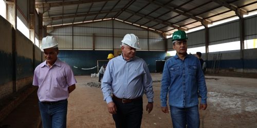 Prefeito vistoriou obras que começaram há 100 dias na escola Avani e demonstrou contentamento com o agilidade dos serviços que estão sendo realizados- Foto: A. Frota