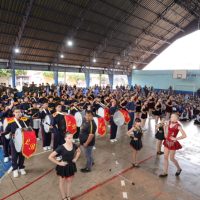 Prefeitura realiza Hora Cívica com fanfarra estudantil e Banda do Exército na Escola Loide