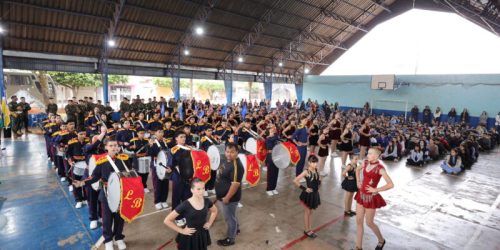Prefeitura realiza Hora Cívica com fanfarra estudantil e Banda do Exército na Escola Loide