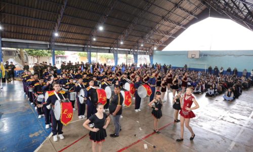 Prefeitura realiza Hora Cívica com fanfarra estudantil e Banda do Exército na Escola Loide