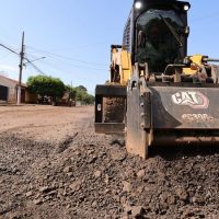 Prefeitura aproveita trégua nas chuvas para acelerar recuperação de ruas de Dourados