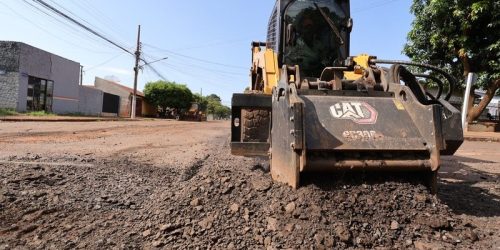 Prefeitura aproveita trégua nas chuvas para acelerar recuperação de ruas de Dourados