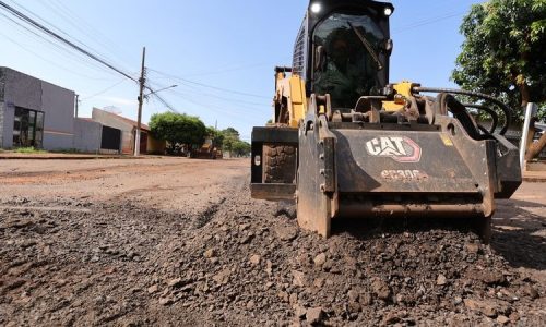 Prefeitura aproveita trégua nas chuvas para acelerar recuperação de ruas de Dourados