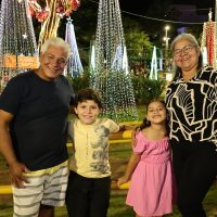 O casal Kátia e Marcos escolheu a terça-feira mais tranquila para levar os netos Kalebe e Maitê – Foto: A. Frota