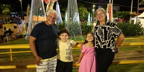 O casal Kátia e Marcos escolheu a terça-feira mais tranquila para levar os netos Kalebe e Maitê – Foto: A. Frota