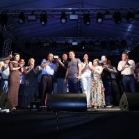 Em momento festivo, prefeito Marçal Filho entregou ao Bispo Diocesano Dom Henrique uma placa comemorativa para celebrar os 90 anos da Catedral, que nasceu junto com o município- Foto: A. Frota