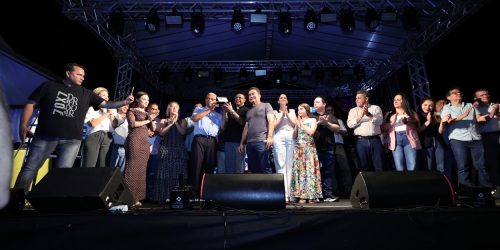 Em momento festivo, prefeito Marçal Filho entregou ao Bispo Diocesano Dom Henrique uma placa comemorativa para celebrar os 90 anos da Catedral, que nasceu junto com o município- Foto: A. Frota