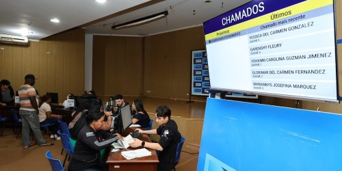 Primeiro dia de pré-matrícula presencial no auditório da prefeitura de Dourados  foi de pouca movimentação e atendimento rápido – Foto: A. Frota