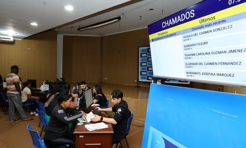 Primeiro dia de pré-matrícula presencial no auditório da prefeitura de Dourados  foi de pouca movimentação e atendimento rápido – Foto: A. Frota