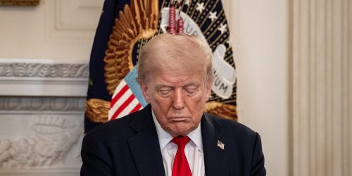 Paula White-Cain, assessora do Escritório de Assuntos Religiosos, oferece uma oração durante um almoço e reunião informativa com o presidente Donald Trump e o Escritório de Assuntos Religiosos da Casa Branca, na segunda-feira, 14 de julho de 2025, no Salão de Jantar de Estado. (Foto oficial da Casa Branca por Joyce N. Boghosian)