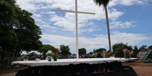 Cemitério Santo Antonio de Pádua, o mais tradicional de Dourados, está pronto para receber visitantes; movimentação já é significativa nesta sexta-feira. Foto: A. Frota