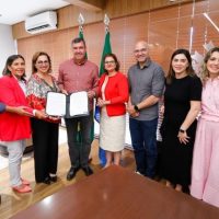 Governador ao centro com o novo decreto. Do seu lado esquerdo Gyselle Tannous, Fabiana Maria das Graças e Antônio José dos Santos. Do seu lado direito os secretários Patrícia Cozzolino, Hélio Daher e Viviane Luiza e Ana Carolina Ali.  Foto: Saul Schramm/Secom