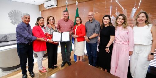 Governador ao centro com o novo decreto. Do seu lado esquerdo Gyselle Tannous, Fabiana Maria das Graças e Antônio José dos Santos. Do seu lado direito os secretários Patrícia Cozzolino, Hélio Daher e Viviane Luiza e Ana Carolina Ali.  Foto: Saul Schramm/Secom