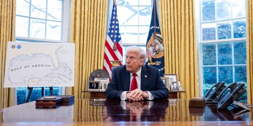 O presidente Donald Trump anuncia tarifas sobre importações de automóveis no Salão Oval, quarta-feira, 26 de março de 2025. (Foto oficial da Casa Branca por Molly Riley)