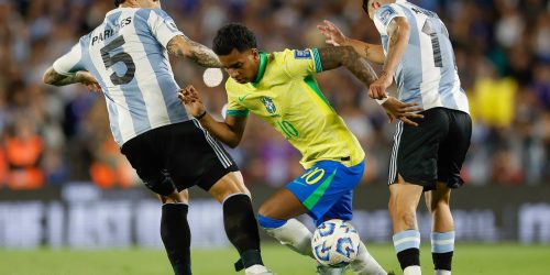 Rodrygo tenta se livrar de dois adversários no Monumental de NuñezRafael Ribeiro / CBF