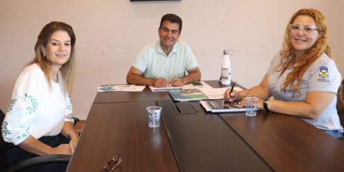 Marçal Filho reunido no Gabinete com a secretária Gisella Melo e com a interina Sandra Giselly 