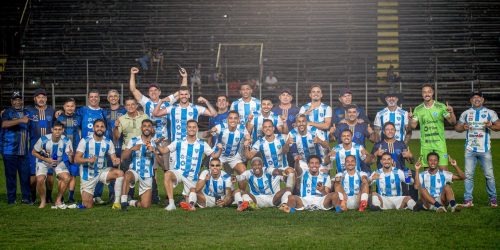 Jogadores e Comissão Técnica do Ivinhema comemoram classificação após o jogo (Foto: Juninho Nogueira)