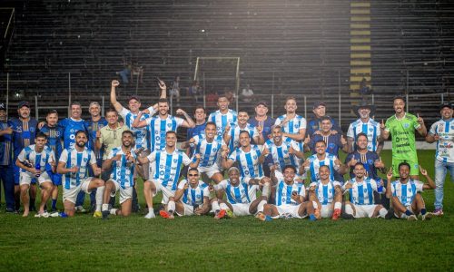 Jogadores e Comissão Técnica do Ivinhema comemoram classificação após o jogo (Foto: Juninho Nogueira)