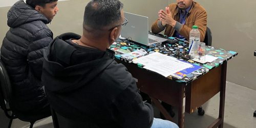 João Marcos Gomes de Lima, da Coordenadoria Especial de Políticas Públicas para a Juventude, entrevista jovem interessado em ingressar no mercado de trabalho. Divulgação/Assecom