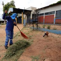 Equipes da Secretaria Municipal de Serviços Urbanos intensificam limpeza nas escolas da Rede Municipal de Ensino. Fotos – A. Frota