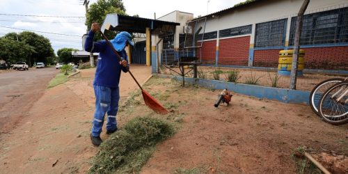Equipes da Secretaria Municipal de Serviços Urbanos intensificam limpeza nas escolas da Rede Municipal de Ensino. Fotos – A. Frota