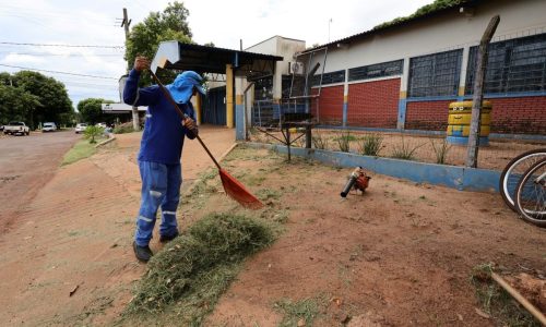 Equipes da Secretaria Municipal de Serviços Urbanos intensificam limpeza nas escolas da Rede Municipal de Ensino. Fotos – A. Frota
