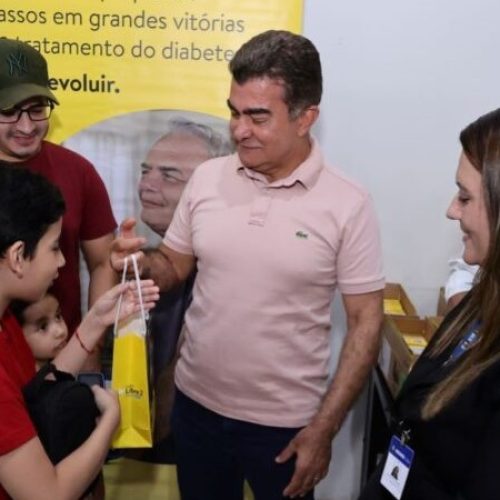 Prefeito Marçal Filho entregando kit a criança usuária do Sensor Libre 2
Foto – A. Frota