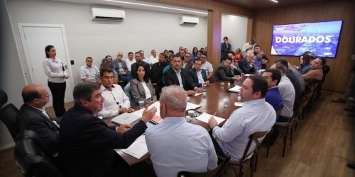 O prefeito Marçal Filho e demais autoridades reunido com o governador Eduardo Riedel para discutir projetos do MS Ativo para o município de Dourados. Fotos: Saul Schramm