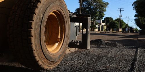 Serviço de tapa-buracos é realizado em várias regiões de Dourados, como na do Jardim Guanabara. Foto: A. Frota