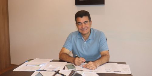 Prefeito Marçal Filho anunciou hoje a assinatura do contrato para acabar com a burocracia no recebimento, análise e julgamento de projetos na Prefeitura de Dourados. Foto: Assecom