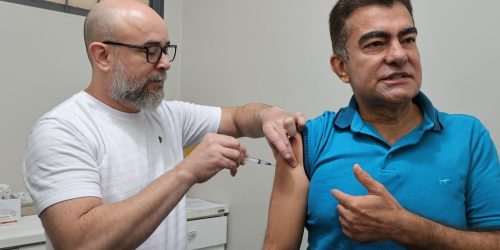 Prefeito Marçal Filho tomou vacina contra a gripe e convida público-alvo a comparecer nos postos de saúde ou no PAM para imunização. Foto: A. Frota
