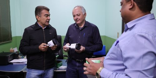 Prefeito Marçal Filho com o diretor Renato Marin e o secretário de educação Nilson Francisco durante a entrega oficial dos equipamentos de câmeras – Foto: A. Frota