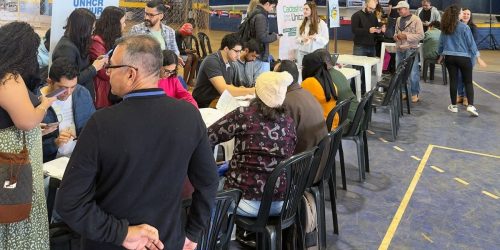 Mutirão de atendimentos aos migrantes e refugiados aconteceu no complexo esportivo Jorjão. Divulgação/Assecom