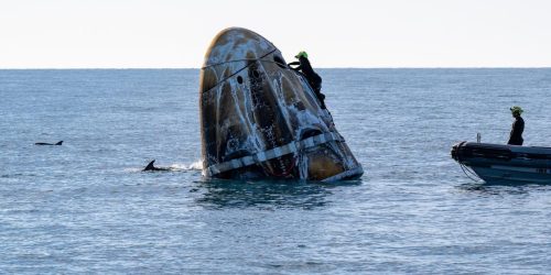 As equipes de apoio trabalham em torno de uma espaçonave SpaceX Dragon, logo após pousar na costa de Tallahassee, Flórida, em 18 de março de 2025, carregando astronautas da NASA Nick Hague, Suni Williams, Butch Wilmore e Roscosmos Cosmonaut aleksandr Gorbunov após sua longa duração.
Imagem cortesia da NASA.