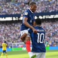 Olise abraça Mbappé em comemoração do gol da França (Foto: ANGELA WEISS / AFP)