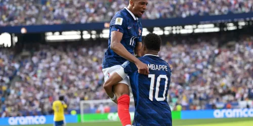 Olise abraça Mbappé em comemoração do gol da França (Foto: ANGELA WEISS / AFP)