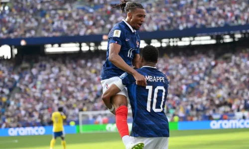 Olise abraça Mbappé em comemoração do gol da França (Foto: ANGELA WEISS / AFP)