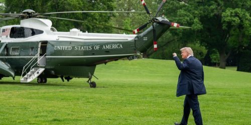 O presidente Donald Trump embarca no Marine One no gramado sul da Casa Branca, quinta-feira, 1º de maio de 2025, a caminho da Base Conjunta Andrews para uma viagem ao Alabama. (Foto oficial da Casa Branca por Joyce N. Boghosian)