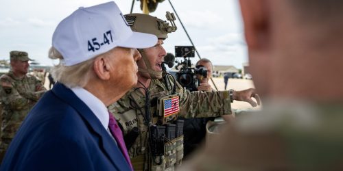 O presidente Donald Trump observa uma demonstração militar em Fort Bragg, Carolina do Norte, na terça-feira, 10 de junho de 2025, durante uma visita para comemorar o 250º aniversário do Exército dos EUA. (Foto oficial da Casa Branca por Daniel Torok)