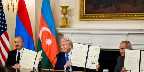 O presidente Donald Trump assina uma declaração conjunta trilateral com o presidente Ilham Aliyev, do Azerbaijão, e o primeiro-ministro Nikol Pashinyan, da Armênia, na sexta-feira, 8 de agosto de 2025, no Salão de Jantar de Estado. (Foto oficial da Casa Branca por Daniel Torok)