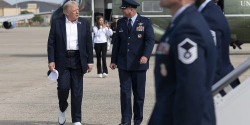 O presidente Donald Trump desembarca do helicóptero Marine One na Base Aérea Conjunta Andrews, em Maryland, na sexta-feira, 26 de setembro de 2025, e embarca no Air Force One rumo a Farmingdale, Nova York, para assistir à Ryder Cup. (Foto oficial da Casa Branca por Joyce N. Boghosian)