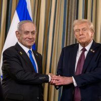 O presidente Donald Trump e o primeiro-ministro israelense Benjamin Netanyahu apertam as mãos após a coletiva de imprensa conjunta anunciando o plano de paz dos EUA para Gaza, na segunda-feira, 29 de setembro de 2025, na Sala de Jantar de Estado da Casa Branca. (Foto oficial da Casa Branca por Joyce N. Boghosian)