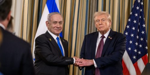 O presidente Donald Trump e o primeiro-ministro israelense Benjamin Netanyahu apertam as mãos após a coletiva de imprensa conjunta anunciando o plano de paz dos EUA para Gaza, na segunda-feira, 29 de setembro de 2025, na Sala de Jantar de Estado da Casa Branca. (Foto oficial da Casa Branca por Joyce N. Boghosian)