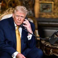 O presidente Donald Trump e a primeira-dama Melania Trump fazem ligações para o rastreador do Papai Noel do NORAD a partir de Mar-a-Lago, em Palm Beach, Flórida, na quarta-feira, 24 de dezembro de 2025. (Foto oficial da Casa Branca por Daniel Torok)