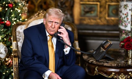 O presidente Donald Trump e a primeira-dama Melania Trump fazem ligações para o rastreador do Papai Noel do NORAD a partir de Mar-a-Lago, em Palm Beach, Flórida, na quarta-feira, 24 de dezembro de 2025. (Foto oficial da Casa Branca por Daniel Torok)