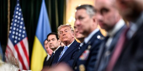 O presidente Donald Trump se reúne com o presidente ucraniano Volodymyr Zelensky em Mar-a-Lago, Palm Beach, Flórida, em 28 de dezembro de 2025. (Foto oficial da Casa Branca por Daniel Torok)