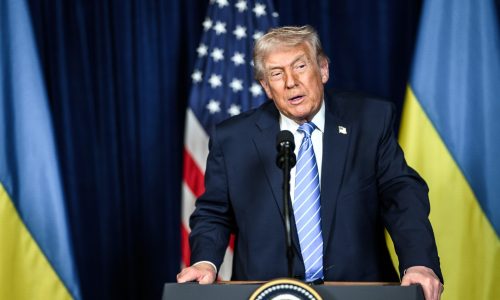 O presidente Donald Trump participa de uma coletiva de imprensa conjunta com o presidente ucraniano Volodymyr Zelensky em Mar-a-Lago, Palm Beach, Flórida, em 28 de dezembro de 2025. (Foto oficial da Casa Branca por Daniel Torok)