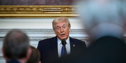 O presidente Donald Trump participa do café da manhã da Associação Nacional de Governadores na Sala de Jantar do Estado, sexta-feira, 20 de fevereiro de 2026. (Foto oficial da Casa Branca por Joyce N. Boghosian)