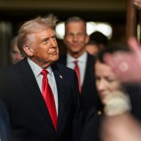 O presidente Donald Trump chega ao plenário da Câmara para fazer seu discurso sobre o Estado da União, na terça-feira, 24 de fevereiro de 2026, no Capitólio dos EUA em Washington, D.C. (Foto oficial da Casa Branca por Daniel Torok)