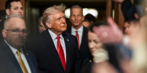 O presidente Donald Trump chega ao plenário da Câmara para fazer seu discurso sobre o Estado da União, na terça-feira, 24 de fevereiro de 2026, no Capitólio dos EUA em Washington, D.C. (Foto oficial da Casa Branca por Daniel Torok)